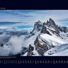 01 Januar. Kalenderansicht mit schneebedeckten Dolomiten, dramatische Wolken, blauer Himmel.