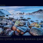 12 Dezember. Kalenderansicht: Montag bis Sonntag in Dezembers kaltem Fjord mit verschneiten Bergen und Steinen.