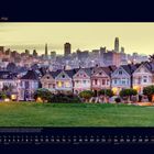 05 Mai. Kalender mit Wochentagen und Nummern. Malerische Häuserreihe vor einer Skyline im Abendlicht.