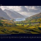 Text: 05 Mai. Landschaft mit Brücke, Bergen und See im Hintergrund. Kalender mit Datumsanzeige unten.