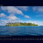 04 April. Insel mit Palmen im blauen Ozean unter bewölktem Himmel. Kalender mit Wochennummern und Daten unten.