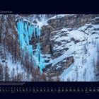 „12 Dezember“ steht oben. Ein blauer Wasserfall ist an einer verschneiten Felswand, von Bäumen umgeben. Unten Kalenderdaten.