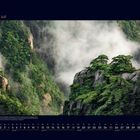 07 Juli. Das chinesische Huangshan-Gebirge. Üppige grüne Bäume auf steilen Felsen, eingehüllt in Nebel.