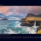 04 April. Sturm auf den Färöer Inseln mit steilen Klippen, Wasserfall, stürmischer See, bedecktem Himmel und ferne Insel.