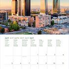 Kalender für April mit Wochentagen auf mehreren Sprachen. Oben im Bild vier moderne Wolkenkratzer in einer Stadtansicht.