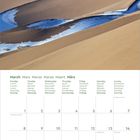 Kalender für März 2027. Enthält Wochentage in mehreren Sprachen. Bild: Sanddünen mit Schneeflecken.