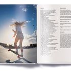 Links: Junge Frau skatet in einer Halfpipe, von hinten mit wehendem Haar. Rechts: Liste von Bildunterschriften und Bildnachweisen.