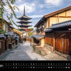 Kalenderseite "Japan 09", zeigt eine Gasse mit traditionellen Holzhäusern und Yasaka-Pagode in Kyoto im Hintergrund.