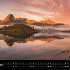 Kalenderseite September, Norwegen, zeigt Berge und ihre Spiegelung im stillen Wasser bei Sonnenaufgang.