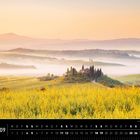 Toskana 09, ein Kalender mit einer malerischen, nebelverhangenen Hügellandschaft und Zypressen bei Sonnenaufgang.