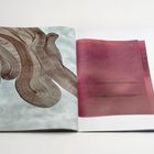 Links wellenförmige braune Muster auf grauem Hintergrund, rechts rote, fast transparente Fläche.