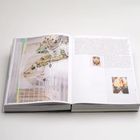 Ein aufgeschlagenes Buch mit Text auf der rechten Seite und Illustrationen links und mittig.