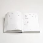 Offenes Buch auf weißem Hintergrund, enthält verstreute Begriffe wie "Geburtstage", "Isotrop #5" und Namen wie "A. Butzer".