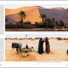 **Merzouga**: Text beschreibt ein Dorf, das von Dünen umgeben ist. Unten: Frauen holen Wasser mit einem Esel neben einem Brunnen.