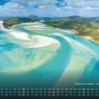 Kalender unten, "Whitehaven Beach - Australien", türkisfarbenes Wasser mit weißen Sandbänken, grüne Hügel im Hintergrund.