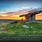 „Portal Tomb - The Burren - einzigartige Karstlandschaft“. Sonnenuntergang hinter einem Steingrab in einer grünen Landschaft.