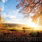 Kalender mit Daten und Wochentagen unten. Herbstlandschaft mit Bank, buntem Laub und Sonnenaufgang.