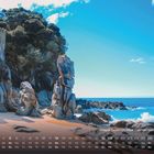 Text: „Anapai Beach im Abel Tasman National Park 9.“ Felsen und Bäume am Strand mit blauem Himmel und Meer. Kalender.