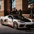 Kalender mit Chevrolet Corvette, Nummer 9. Weißer Sportwagen steht draußen, mehrere Menschen im Hintergrund vor einem Gebäude.