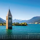 Kalenderblatt zeigt "versunkener Kirchturm im Reschensee 9". Ein Kirchturm ragt aus dem See, umgeben von Bergen.