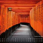 Kalender zeigt September mit Wochentagen in Deutsch. Pfad durch rot-orange Torii mit japanischen Schriftzeichen.