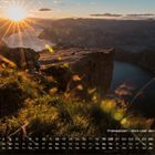 Preikestolen – Blick über den Lysefjord 9. Sonnenuntergang über einer felsigen Klippe mit tiefem Fjord im Hintergrund.