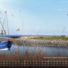 „Leuchtturm ‚Kleiner Preuße‘, Wremer Hafen“. Ein blauer Fischkutter im Hafen, Möwen im Flug, schwarz-weißer Leuchtturm.
