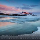 "Sarek Nationalpark 10". Kalender mit schneebedeckten Bergen, gefrorenem See und rosa Wolken im Sonnenuntergang.
