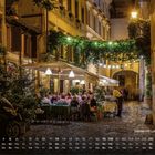 Der Text "Gasse mit Lichterkette 9" ist sichtbar. Menschen sitzen abends draußen in einer engen, gemütlichen, beleuchteten Gasse.