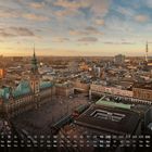 Kalender mit Septemberdaten. Luftansicht einer Stadt bei Sonnenuntergang, markante Gebäude und ein Fernsehturm.