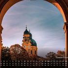 Kalender zeigt September. Text: "Theatinerkirche St. Kajetan". Barocker Kirchturm im Abendlicht durch einen Torbogen gesehen.
