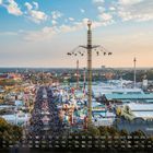 Kalender mit Oktoberfest-Thema, zeigt ein Riesenrad, Fahrgeschäfte, Menschenmengen und Zelte unter blauem Himmel mit Wolken.