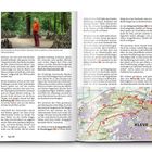 "Der Künstler und sein Werk: Markus Gern inmitten seines Reichs der Steinmännlein." Unten eine Karte von Kleve.