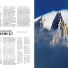 "Emotionaler Höhepunkt" steht großgeschrieben im linken Textbereich. Rechts ragen zwei markante Bergspitzen aus dichten Wolken.