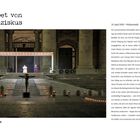 Corona-Gebet von Papst Franziskus. Fotografiert von Eric Vandeville. Papst vor beleuchtetem Gebäude; flackernde Kerzen im Vordergrund.