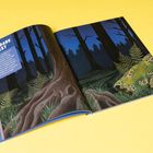 Text: "THE DARK FOREST". Illustrationen eines Waldes mit hohen Bäumen, Farnen und Pilzen auf einem gelben Hintergrund.