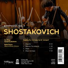 „Symphony No. 7 SHOSTAKOVICH“ in großer Schrift. Dirigent, Orchester im Hintergrund.