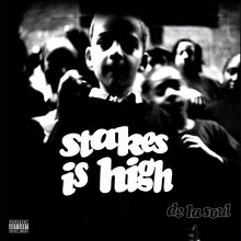 Text: "stakes is high" und "de la soul". Schwarzes Coverbild mit mehreren Menschen im Hintergrund.