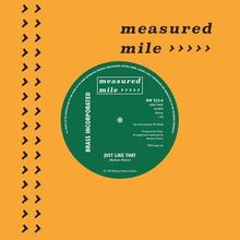 "Measured mile" oben rechts, unten „BRASS INCORPORATED JUST LIKE THAT (Barbara Moore)“. Grünes Vinyl auf orangefarbenem Hintergrund.