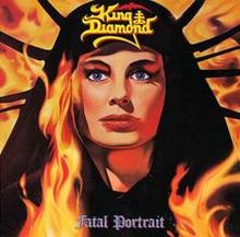 "King Diamond" und "Fatal Portrait" in gelber und blauer Schrift. Illustration eines Gesichts umgeben von Flammen.