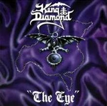 „King Diamond“ oben, „The Eye“ unten. Illustration: Amulett mit Fledermausflügeln auf lila Hintergrund.