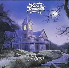 Oben: "King Diamond", unten: "Them". Ein viktorianisches Haus in einer dunklen, nebligen Landschaft bei Vollmond.