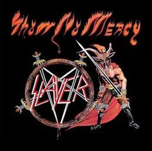 „Show No Mercy“ und „Slayer“ in Flammen- und Stacheloptik. Illustration: Dämon mit Schwert vor Pentagramm.