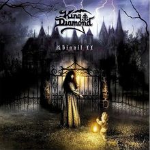 "King Diamond, Abigail II." Gotisches Schloss in Blitzgewitter, Frau im Kleid mit Lampe, düstere Atmosphäre.