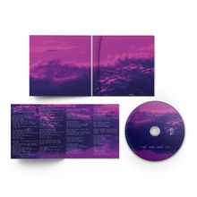 Text: "TATE MCRAE", "THE ONE DAY LP". Eine CD und ein Booklet mit violett-pinkem Himmel.