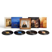 Vinyl-Alben von Loreena McKennitt mit farbigen Covern, teils Landschaften, teils Porträts, darunter schwarze Schallplatten.