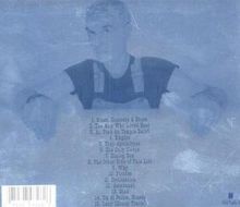 Eine Liste von 14 Titeln. Im Hintergrund eine verschwommene Silhouette einer Person in Latzhose.