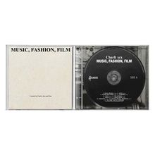 CD-Hülle mit der Aufschrift „MUSIC, FASHION, FILM“. Text auf der CD: „Charli xcx MUSIC, FASHION, FILM“.