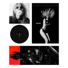 Texte: "bass persuades", "MILEY". Ein Schwarz-Weiß-Design mit dynamischen Porträts und einem Schallplattenmotiv.