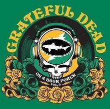 "GRATEFUL DEAD" steht oben, "ON A BACK PORCH VOL. 3" unten. Illustration: Totenschädel mit Kopfhörern, umgeben von Rosen.